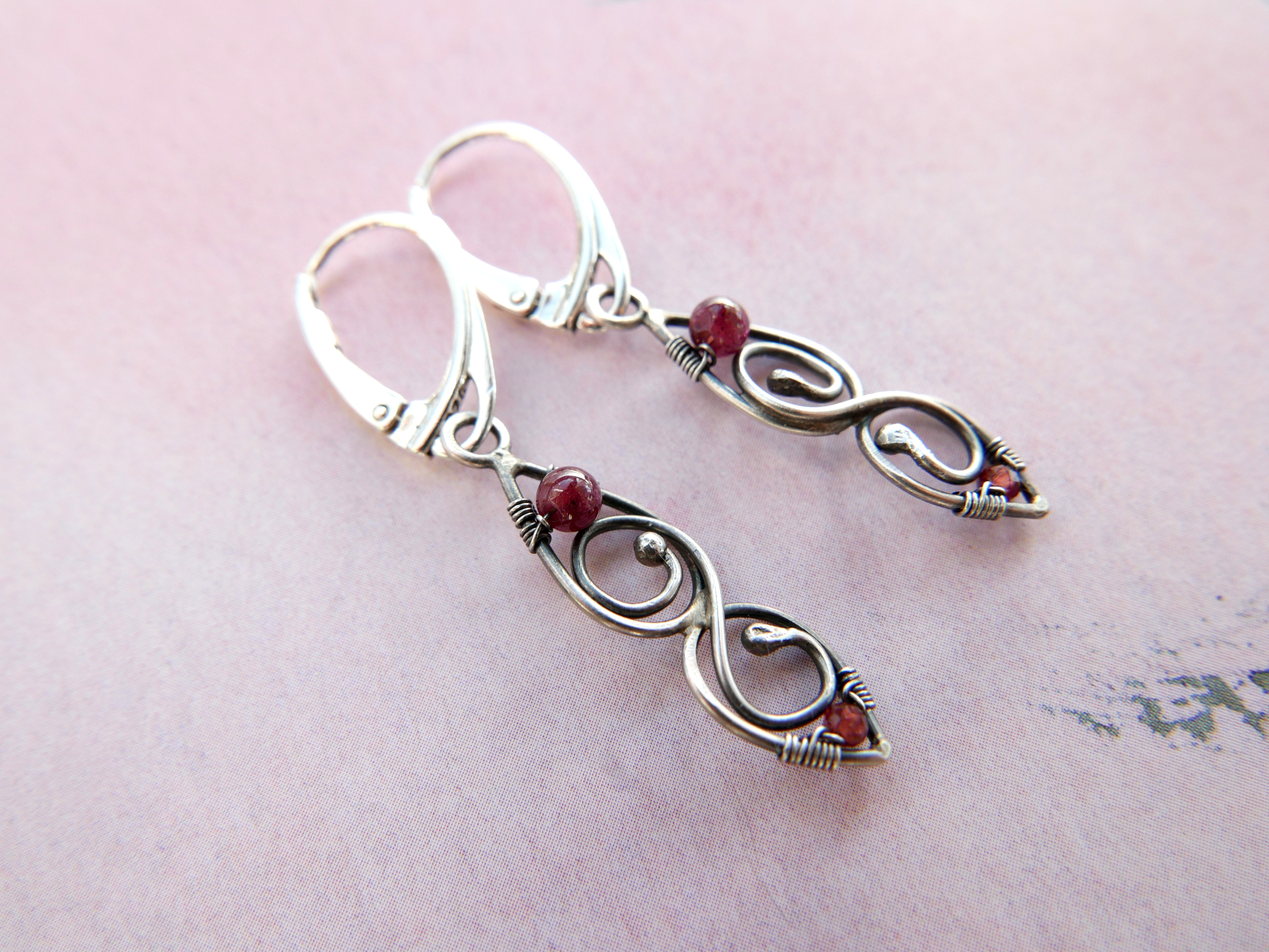 stribrne nausnice s granaty